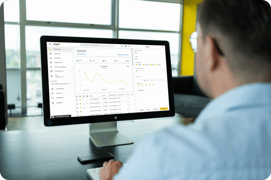 Persoon die naar het Clipit dashboard kijkt op kantoor